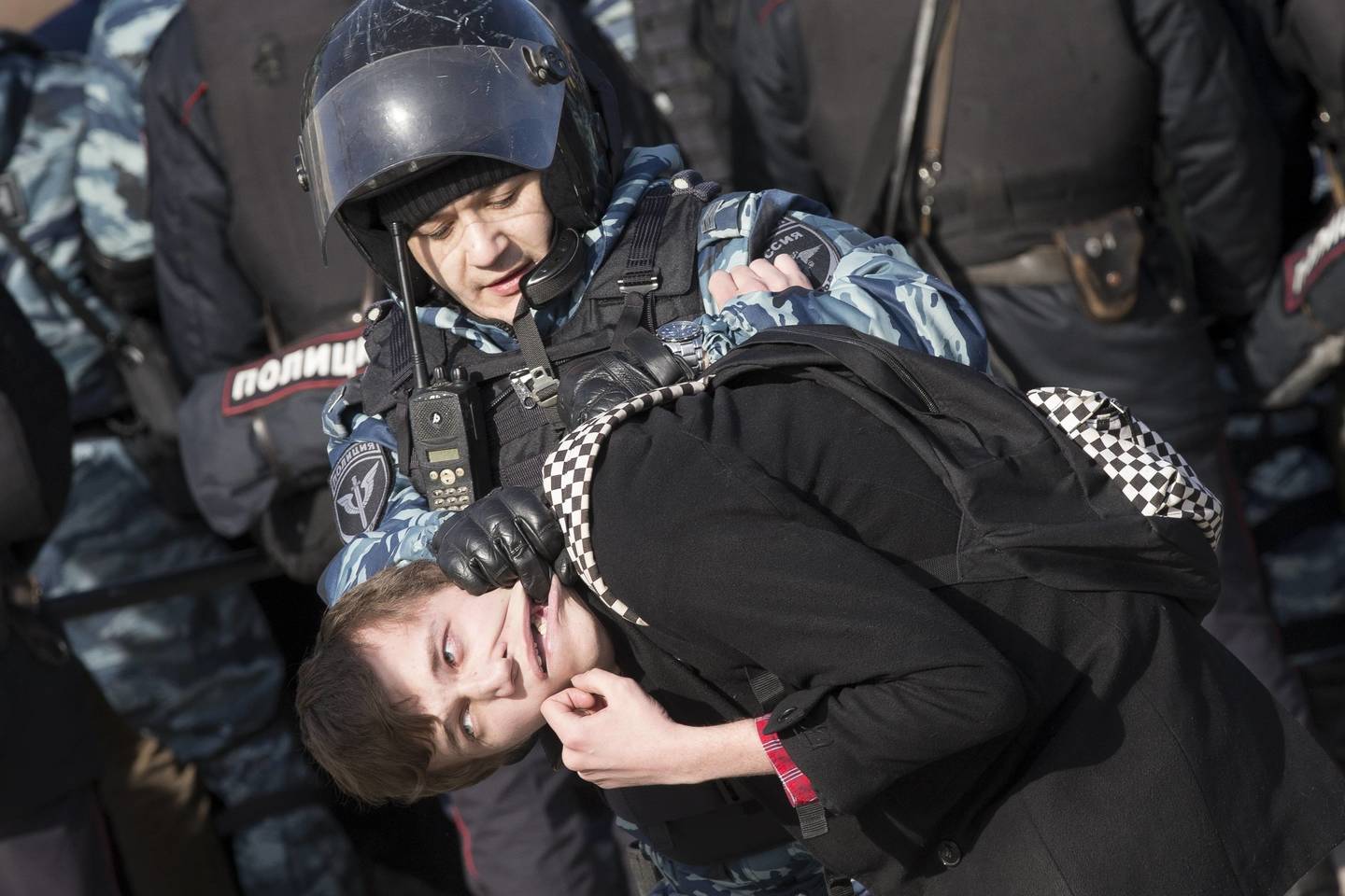  Sulaikomas protestuotojas. Kovo 26-oji, Maskva (Rusija).<br> AP nuotr.