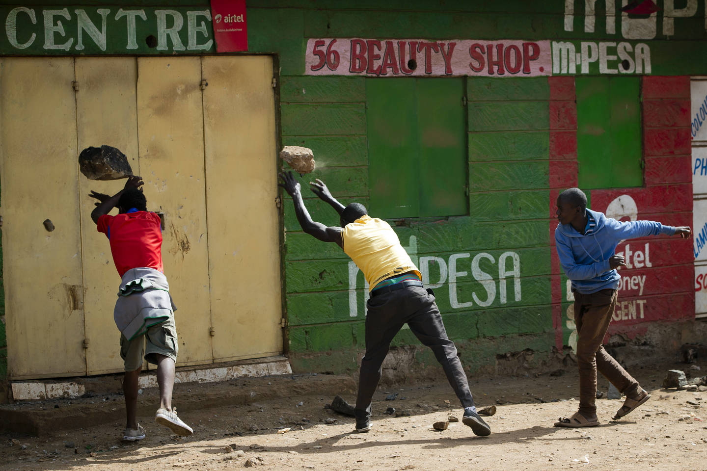  Riaušininkai daužo parduotuvę. Spalio 28 d., Nairobis (Kenija).<br> AP nuotr.