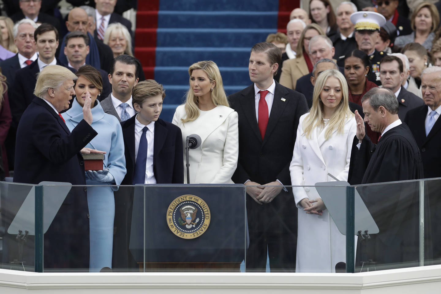  D.Trumpo priesaika tapus 45-uoju JAV prezidentu, stebint žmonai Melaniai ir kitiems jo šeimos nariams. Sausio 20 d., Vašingtonas (JAV).<br> AP nuotr.