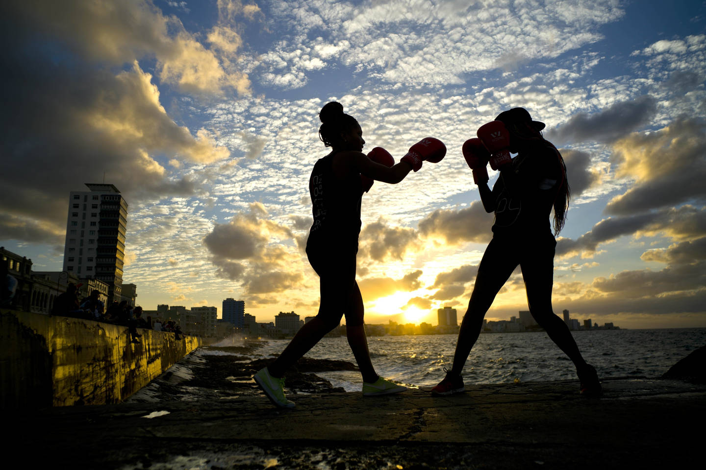  Dvi Kubos boksininkės treniruojasi krantinėje. Sausio 30-oji, Havana (Kuba).<br> AP nuotr.