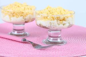 Ant švenčių stalo maisto žinovė deda ir šprotų salotas