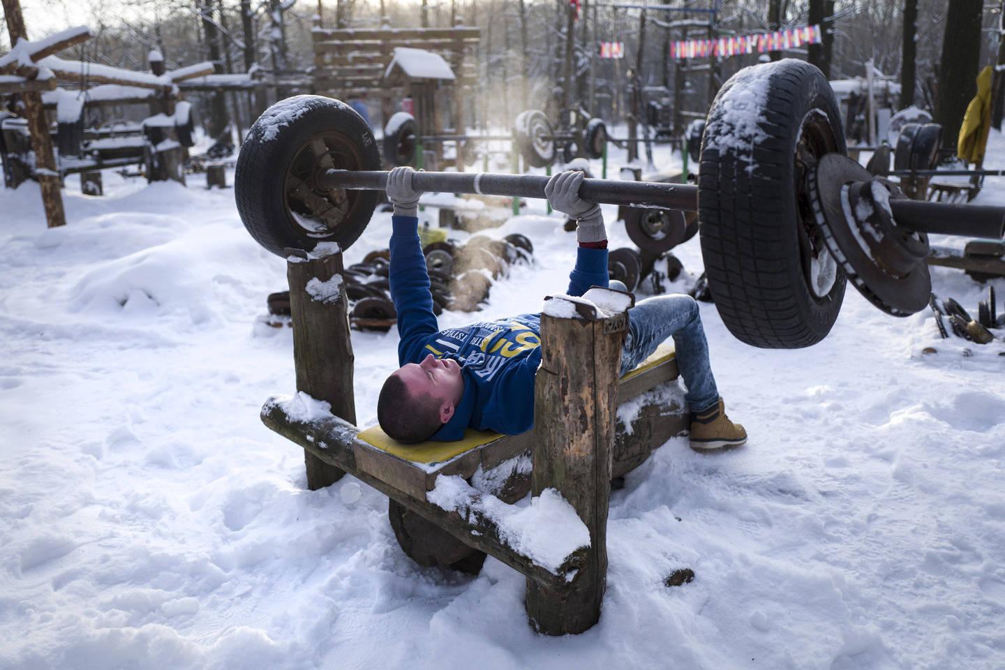 Temperatūra – minus 18, bet vyras mankštinasi lauke. Sausio 26 d., Maskva (Rusija).<br> AP nuotr.