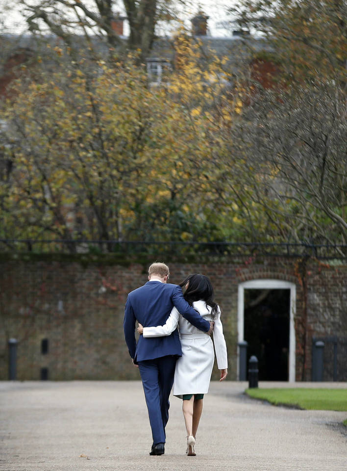  Princas Harry su savo sužadėtine Meghan Markle. Lapkričio 27 d., Londonas (Didžioji Britanija).<br> AP nuotr.