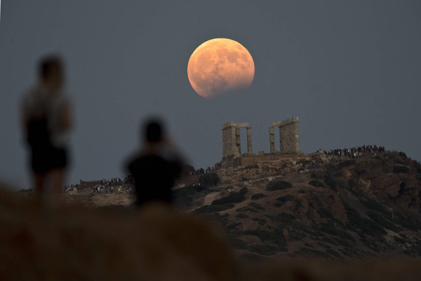  Supermėnulis virš 5-ojo amžiaus šventyklos. Rugpjūčio 7 d., Sunis (Graikija)<br> AP nuotr.