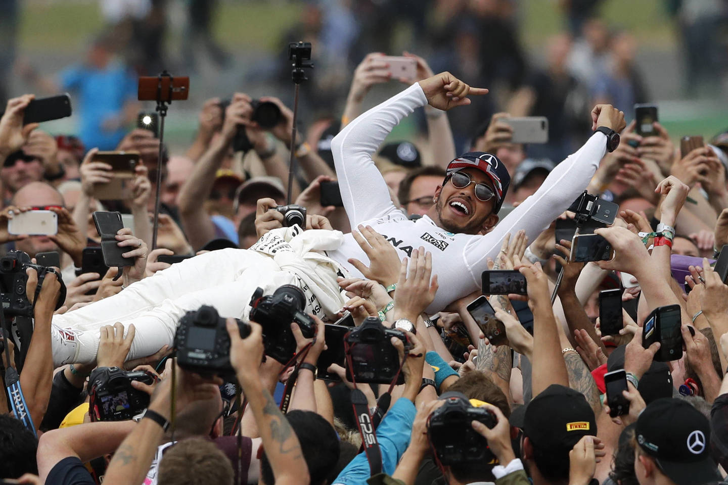  „Mercedes“ lenktynininkas Lewisas Hamiltonas švenčia pergalę „Formulės-1“ etape Silverstoune. Liepos 16 d., Silverstounas (Anglija).<br> AP nuotr.