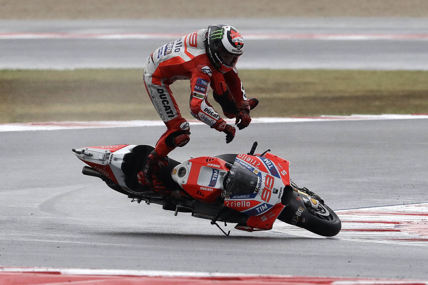  Ispanas Jorge Lorenzo skrieja nuo motociklo. Rugsėjo 10 d., Misanas (Italija).<br> AP nuotr.