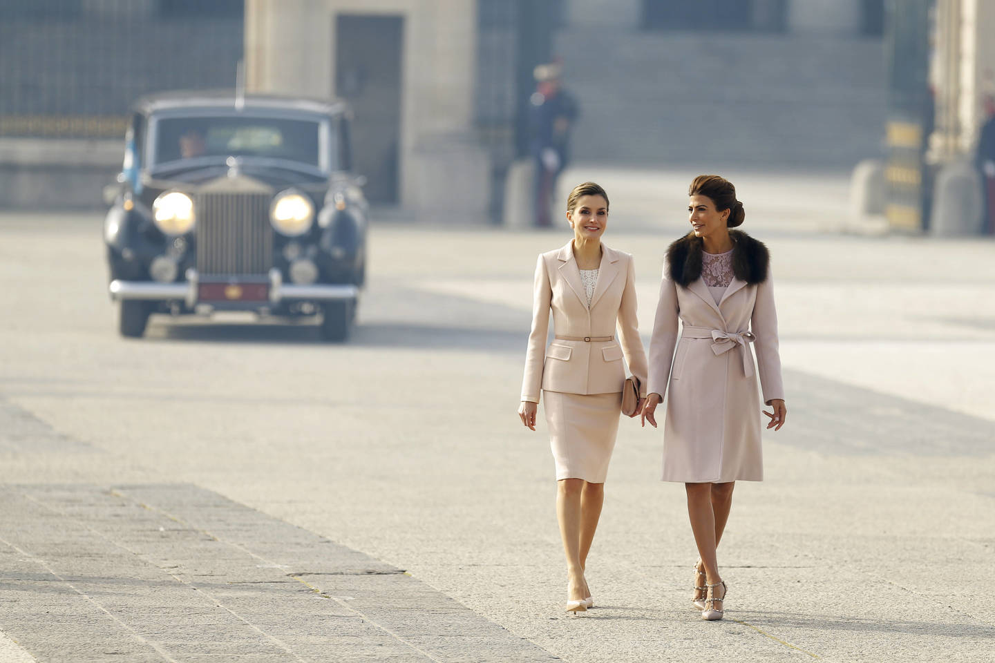 Ispanijos karalienė Letizia (kairėje) sutinka Argentinos prezidento žmoną Awadą Macri. Vasario 22 d., Madridas (Ispanija).<br> AP nuotr.