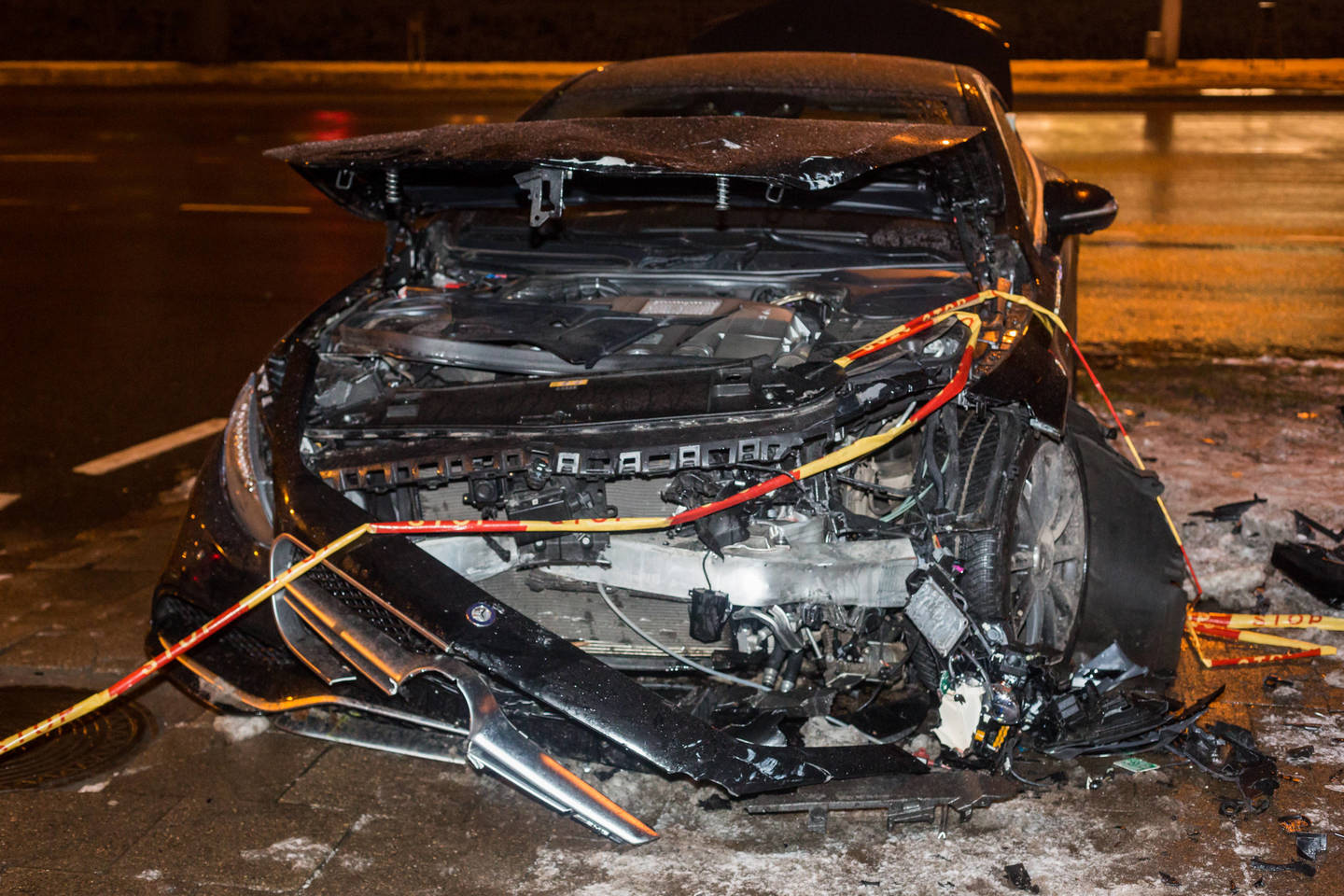  Per avariją sostinės centre neatpažįstamai sumaitotas apie 200 tūkst. eurų kainavęs „Mercedes“.<br> M.Ambrazo nuotr.