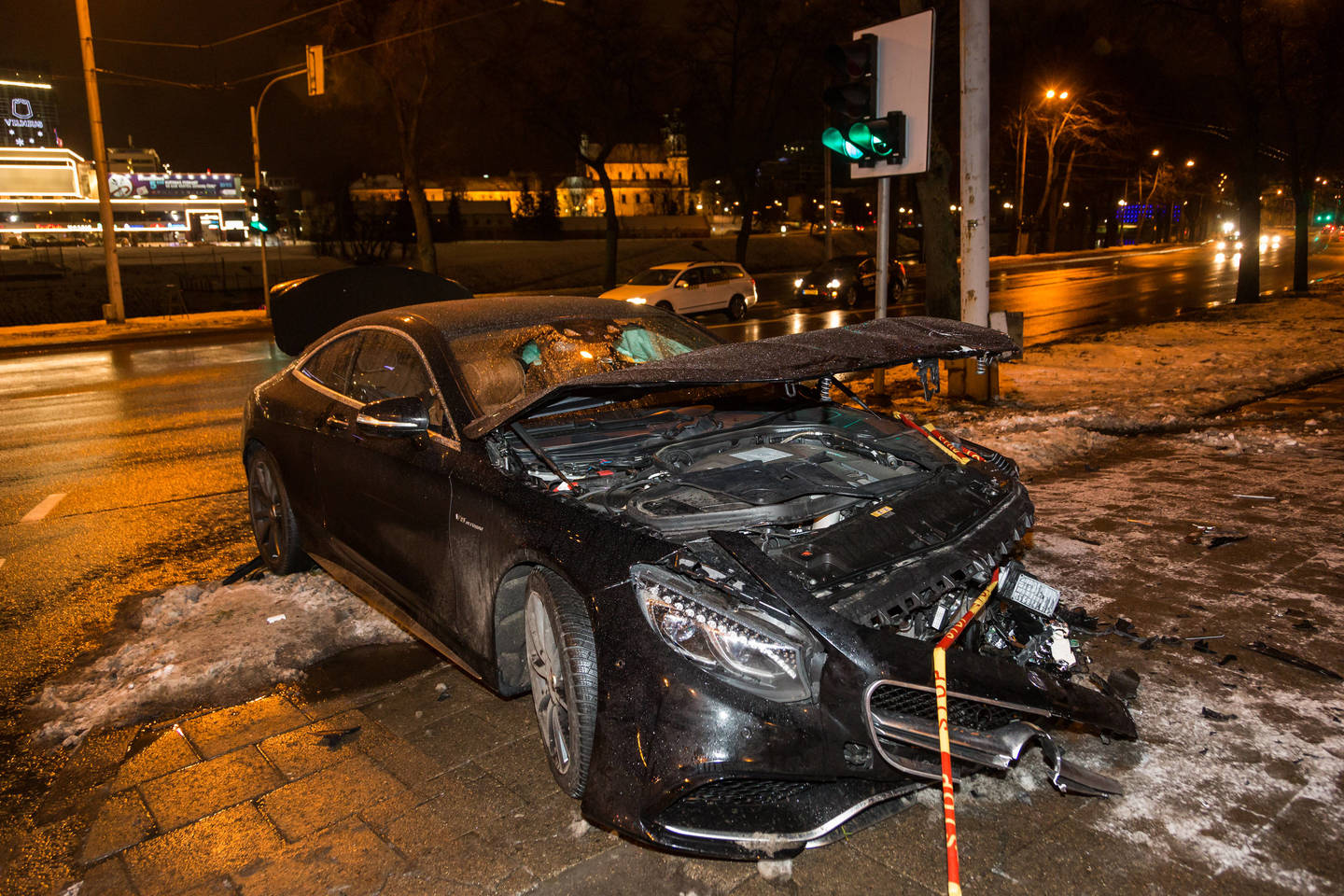  Per avariją sostinės centre neatpažįstamai sumaitotas apie 200 tūkst. eurų kainavęs „Mercedes“.<br> M.Ambrazo nuotr.