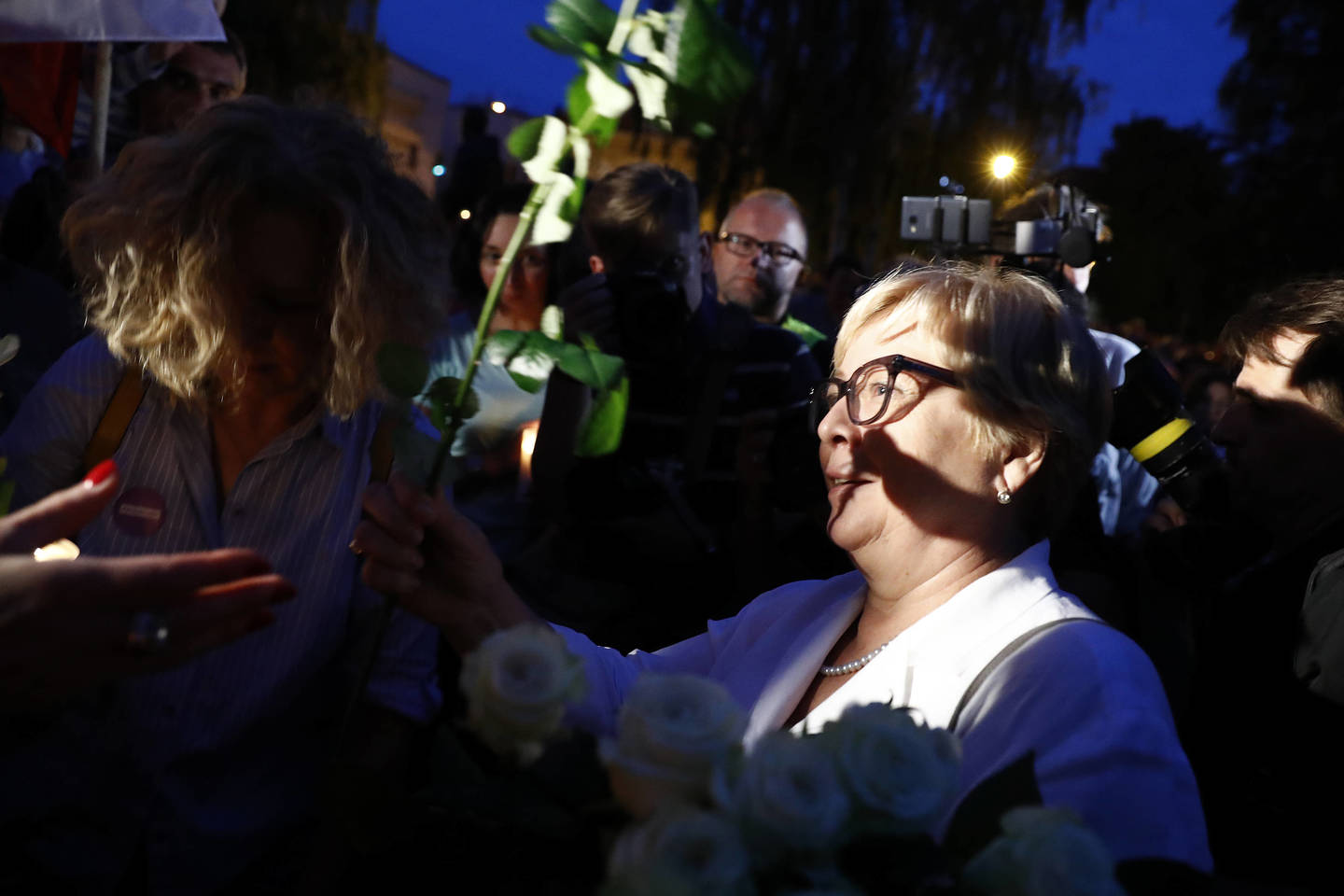 Kritikai tvirtina, kad šis priemonė yra neteisėta, nes ji reikalauja, kad pasitrauktų dabartinė AT vadovė M. Gersdorf, dar tik įpusėjusi konstitucijoje įtvirtintą šešerių metų kadenciją.