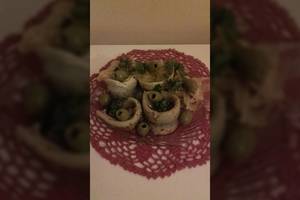 Paruoškite silkę kitaip: su džiovintais pomidorais ir svogūnais