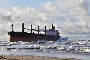 Ant seklumos užplaukusio laivo korpusas deformuotas: pavojaus aplinkai nėra