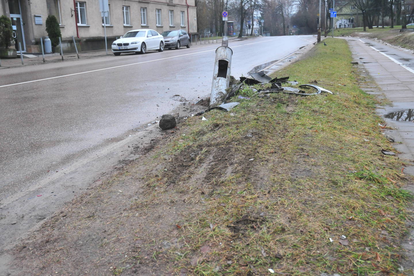 Vilniuje į mįslingą avariją pateko Gruzijos ambasados automobilis.<br> A.Vaitkevičiaus nuotr.