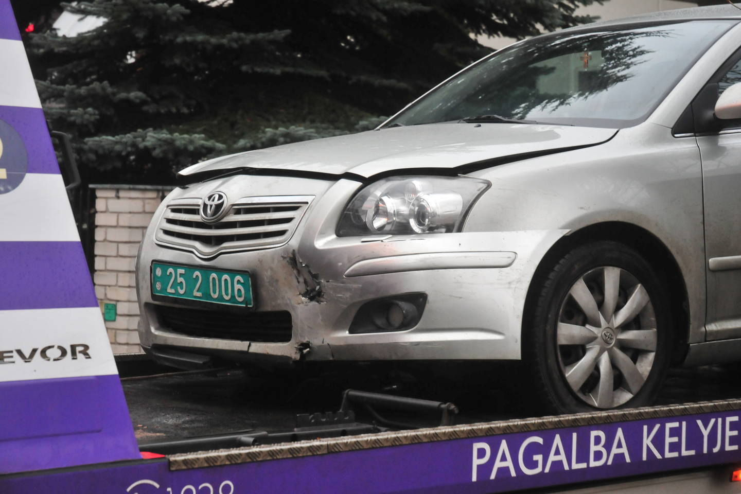 Vilniuje į mįslingą avariją pateko Gruzijos ambasados automobilis.<br> A.Vaitkevičiaus nuotr.