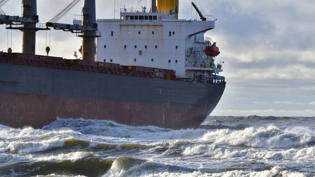 Klaipėdos jūrų uosto atstovė apie įstrigusio laivą: „Taršos tikimybė išlieka“