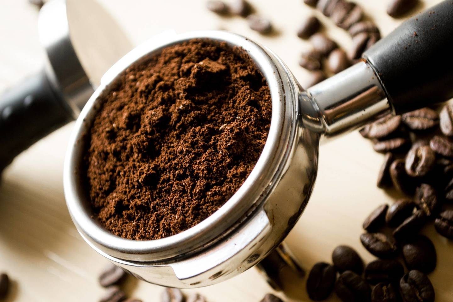Kavos tirščiai laikomi puikia žaliava biodyzelino gamybai, nes jų sudėtyje yra  7-15 proc. riebalų. 