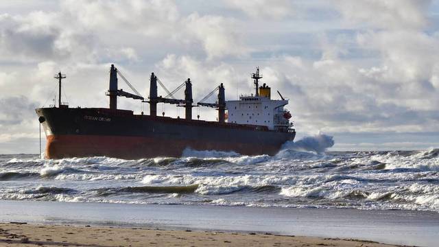 Ant sausumos užplaukusį laivą gelbės olandų kompanija