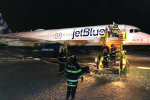 JAV po pūgos nuo trasos tarp tūpimo tako ir terminalo nuvažiavo lėktuvas