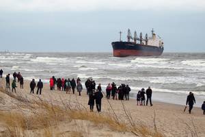 Melnragės pajūryje įstrigęs laivas „Ocean Crown“ vilioja labiau nei Kalėdų eglė
