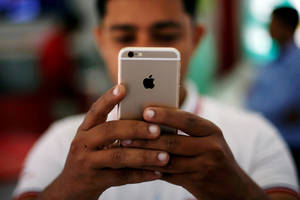 „Apple“ patraukta į teismą: kaltina specialiai lėtintus senesnius „iPhone“ modelius