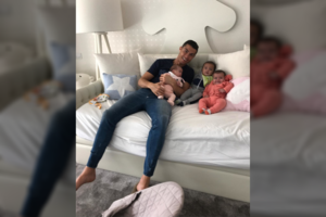 Su trimis savo kūdikiais įsiamžinęs Cristiano Ronaldo tirpdo internautų širdis