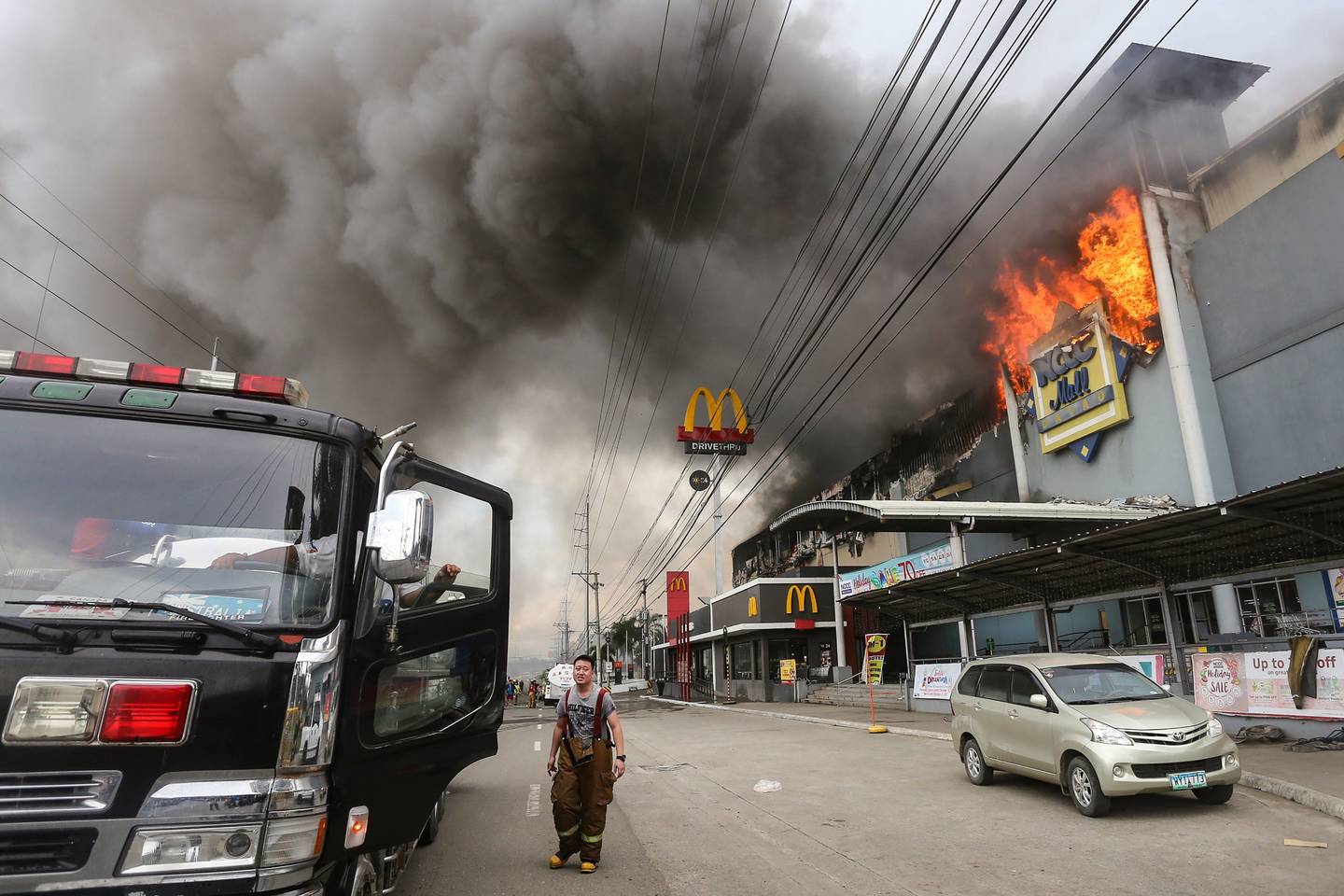  Baisus gaisras pasiglemžė daugybės žmonių gyvybę.<br> AFP/„Scanpix“ nuotr.