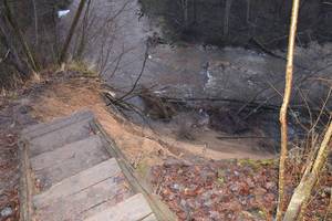 Neries regioniniame parke upės srovė pasiglemžė dalį atodangos šlaito