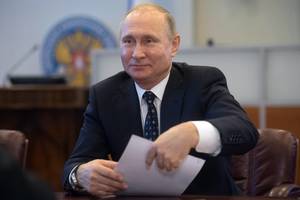 Vladimiras Putinas pateikė rinkimų komisijai dokumentus dėl kandidatūros rinkimuose