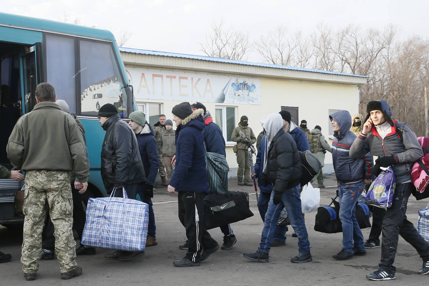  Ukrainoje apsikeičiama belaisviais.<br> „Reuters“/„Scanpix“ nuotr.