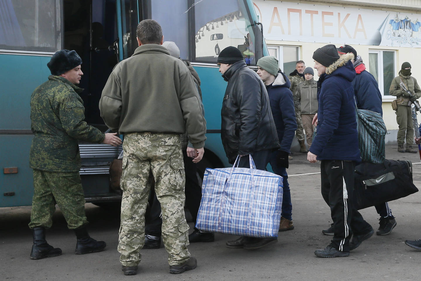  Ukrainoje apsikeičiama belaisviais.<br> „Reuters“/„Scanpix“ nuotr.