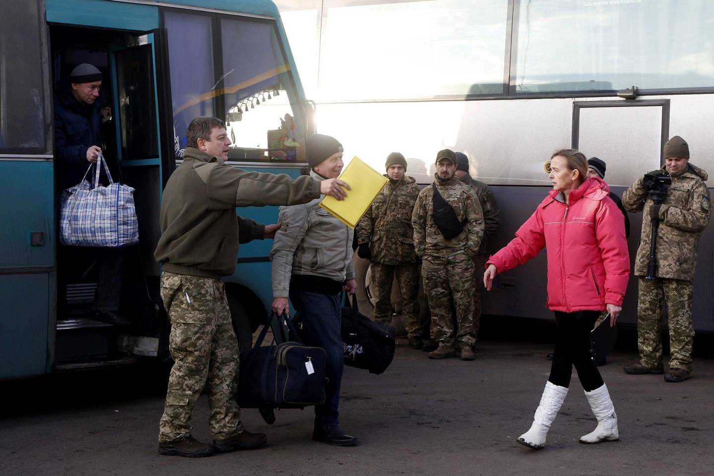  Ukrainoje apsikeičiama belaisviais.<br> AFP/„Scanpix“ nuotr.