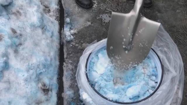 Rusus nustebino žemę nuklojęs mėlynas sniegas