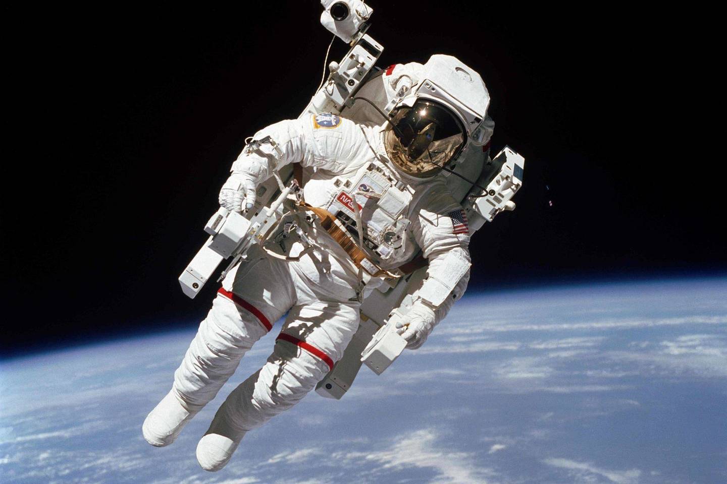  Eidamas 81-uosius metus mirė Briusas McCandlessas – pirmasis astronautas, išėjęs į atvirą kosmosą neprisitvirtinęs prie erdvėlaivio.<br> AFP nuotr.
