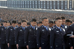 Kinijos Komunistų partija perima sukarintos policijos kontrolę