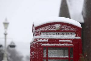 Didžiojoje Britanijoje dėl gausaus sniego nutrauktas elektros tiekimas, sutriko eismas