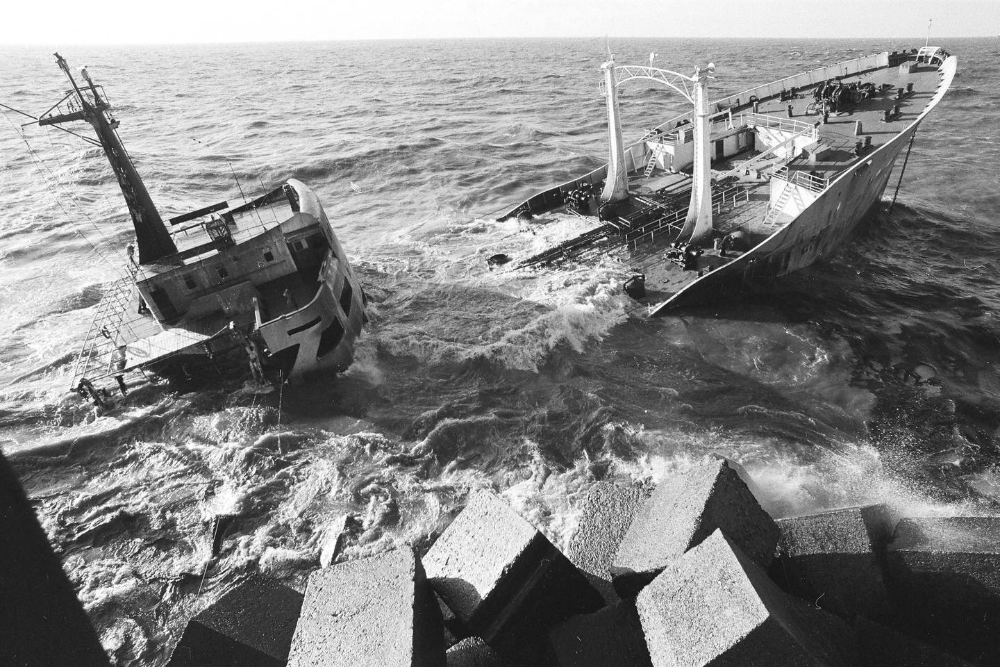  Britų tanklaivis su mazutu rėžėsi į šiaurinį uosto  molą.<br> B.Aleknavičiaus nuotr.