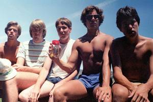 Įspūdinga: 5 draugai 35 metus fotografuojasi ant to paties suolo