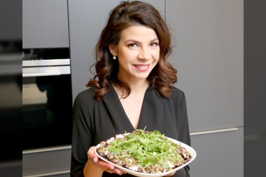 Orų mergaitė Karolina Liukaitytė iš burokėlių ruošia netradicinį valgį