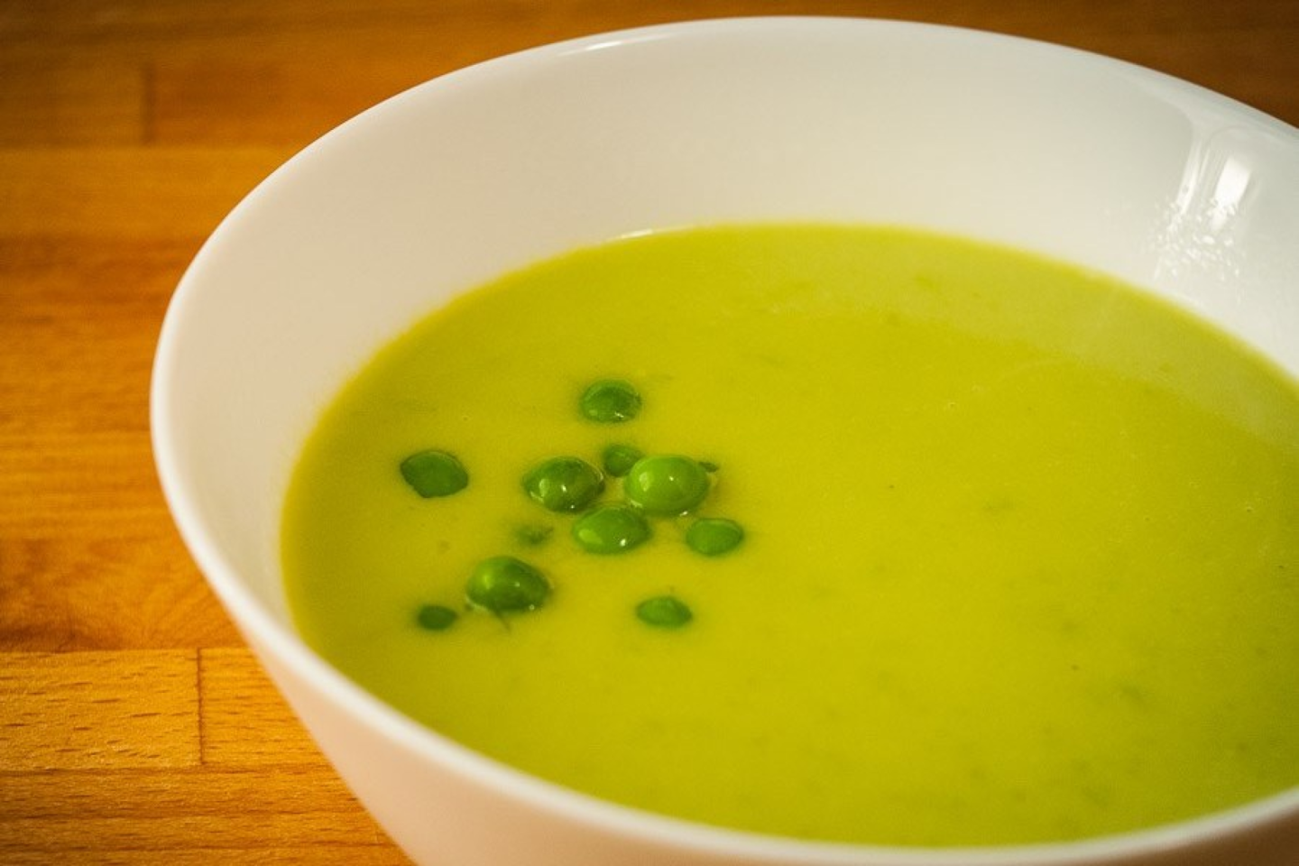 Kreminė žaliųjų žirnelių sriuba. <br> Nuotr. iš valgiai.lt