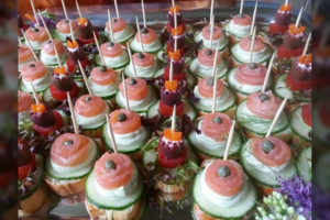 Šventinės užkandėlės: svečių rankos pačios tiesis jų link