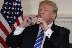 Donaldas Trumpas toliau šaiposi iš klimato kaitos: užsimanė šilumos 