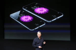 „Apple“ atsiprašė už senstančių „iPhone“ telefonų lėtinimą