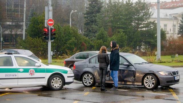 Vilniaus centre policijos „Škoda“ taranavo BMW 
