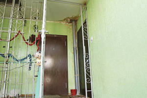 Tai nebejuokinga: atliktas stogo remontas lietaus vandens nesustabdė