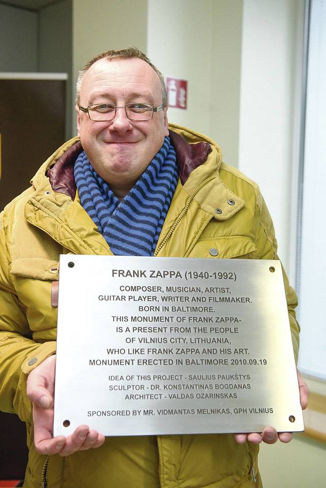 S.Paukštys, su bendraminčiais kadaise Vilniuje pastatęs F.Zappos paminklą, nesitikėjo, kad jis taps toks populiarus. <br>Archyvo nuotr.