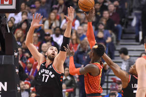 Jonas Valančiūnas džiaugėsi tritaškiu ir pergale, Domantas Sabonis pralaimėjo Čikagoje