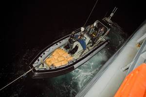 Australijos karo laivas Arabijos jūroje konfiskavo didžiulę narkotikų siuntą