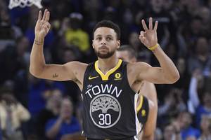Stepheno Curry tritaškių lietus paskandino Memfio klubą