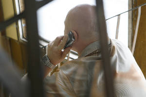 Telefoniniai sukčiai iš vilnietės išviliojo ir auksą, ir pinigus