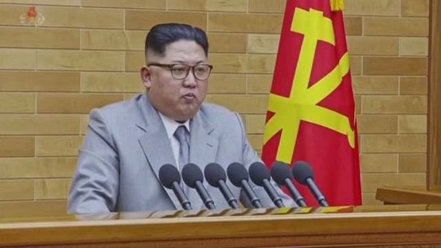 Kim Jong Uno sveikinimas: „Branduolinis mygtukas – visada ant mano stalo“